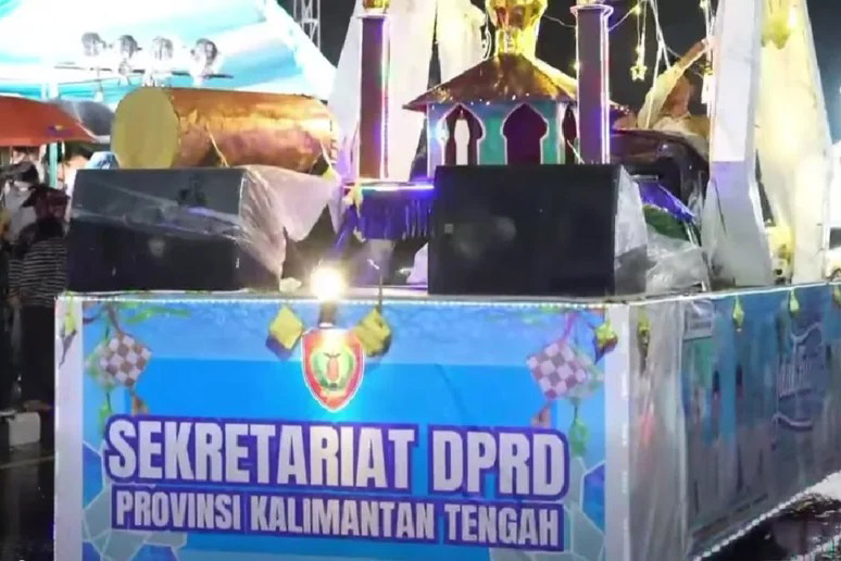 Sambut Hari Raya Idul Fitri, Sekretariat DPRD Kalteng Turut Serta Meriahkan Pawai Takbiran