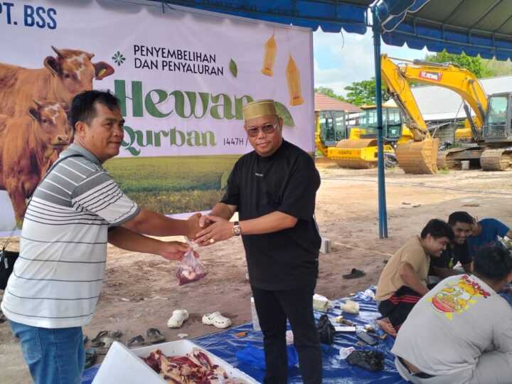 PT BSS Bagikan 450 Paket Daging Kurban untuk Warga dan Ponpes di Palangka Raya