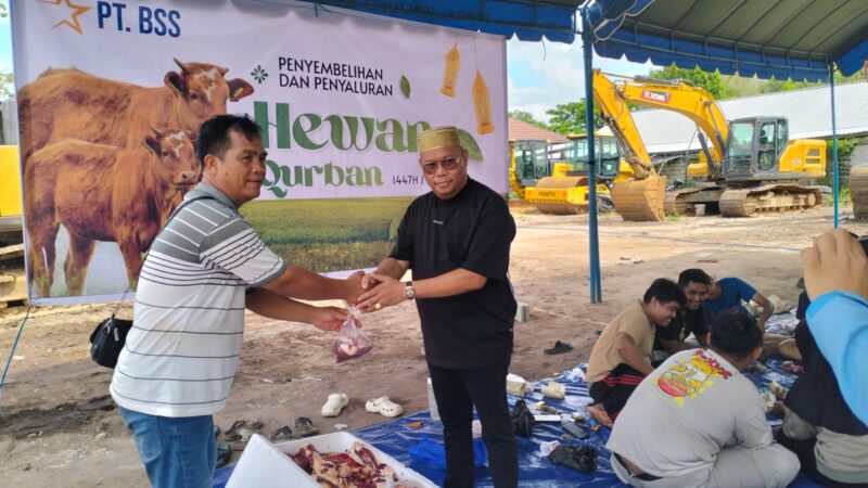 PT BSS Bagikan 450 Paket Daging Kurban untuk Warga dan Ponpes di Palangka Raya