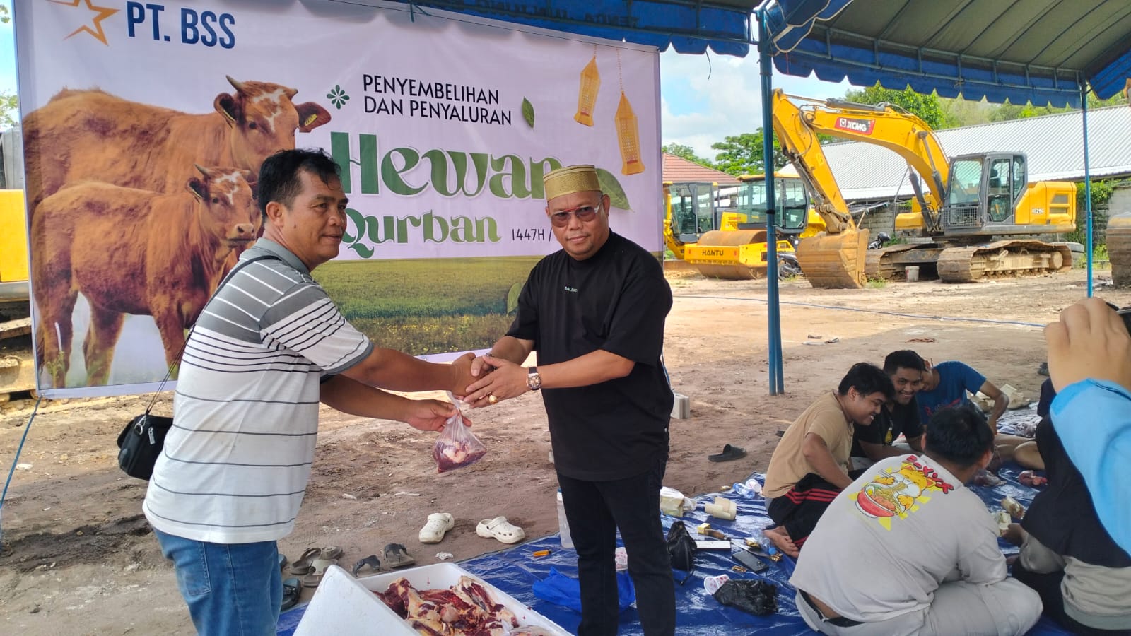 PT BSS Bagikan 450 Paket Daging Kurban untuk Warga dan Ponpes di Palangka Raya