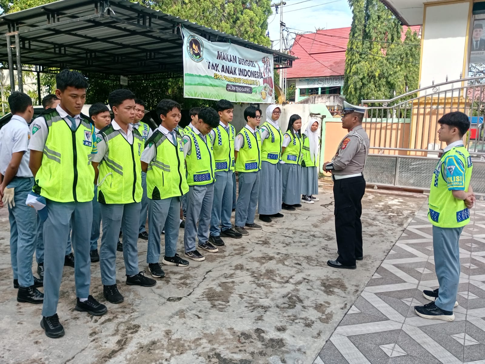 Satlantas Polresta Palangka Raya Latih Anggota PKS SMAN 1 Atur Lalu Lintas