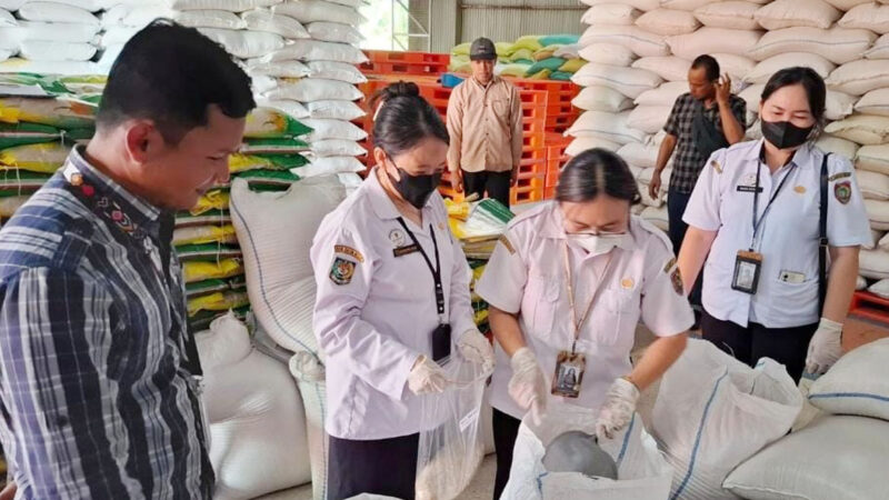 OKKPD Laksanakan Pengambilan Sampel Beras SPHP BULOG Divisi Regional Kalteng Pastikan Mutu dan Keamanan Pangan
