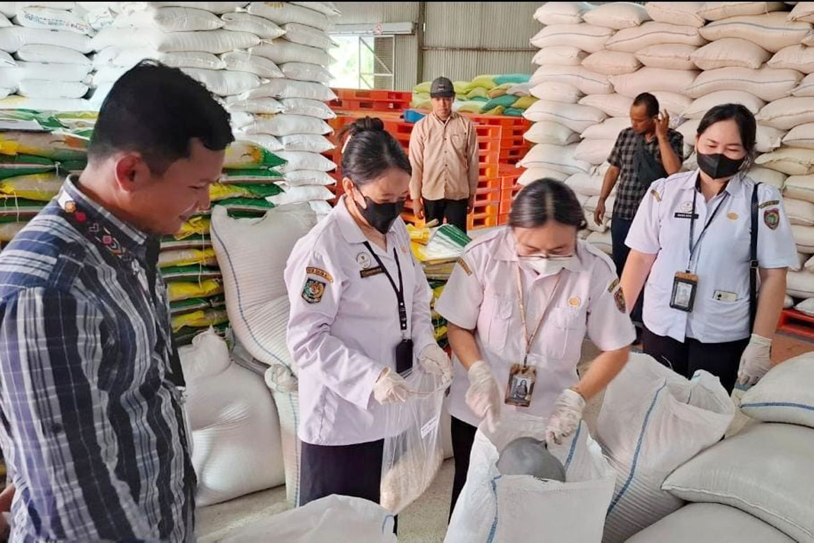 OKKPD Laksanakan Pengambilan Sampel Beras SPHP BULOG Divisi Regional Kalteng Pastikan Mutu dan Keamanan Pangan