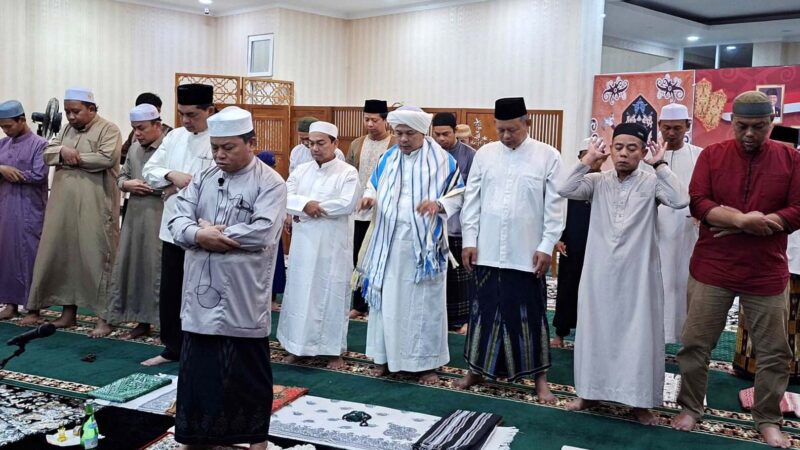 Sekretariat DPRD Barut Sholat Subuh Berjamaah Bersama Bupati