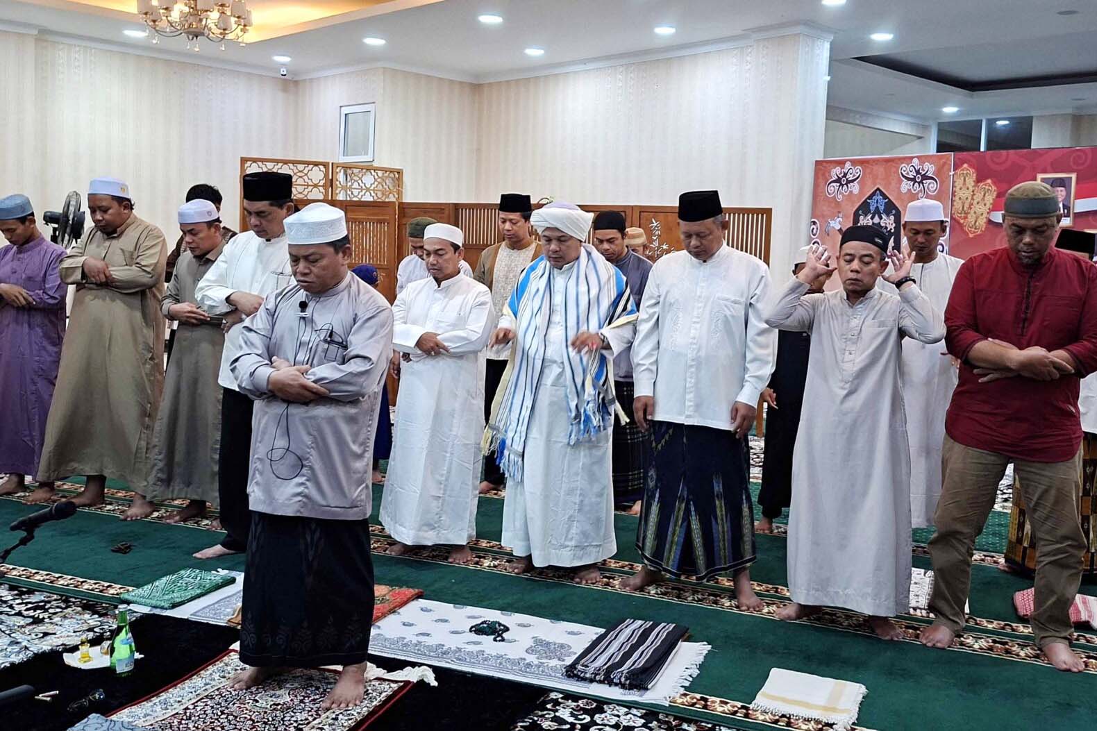 Sekretariat DPRD Barut Sholat Subuh Berjamaah Bersama Bupati