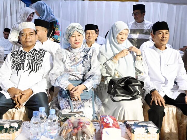 Berlangsung Meriah, Ketua Komisi III Bersama Anggota DPRD Barito Utara Hadiri Pawai Tanglong