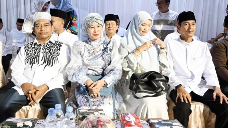 Berlangsung Meriah, Ketua Komisi III Bersama Anggota DPRD Barito Utara Hadiri Pawai Tanglong
