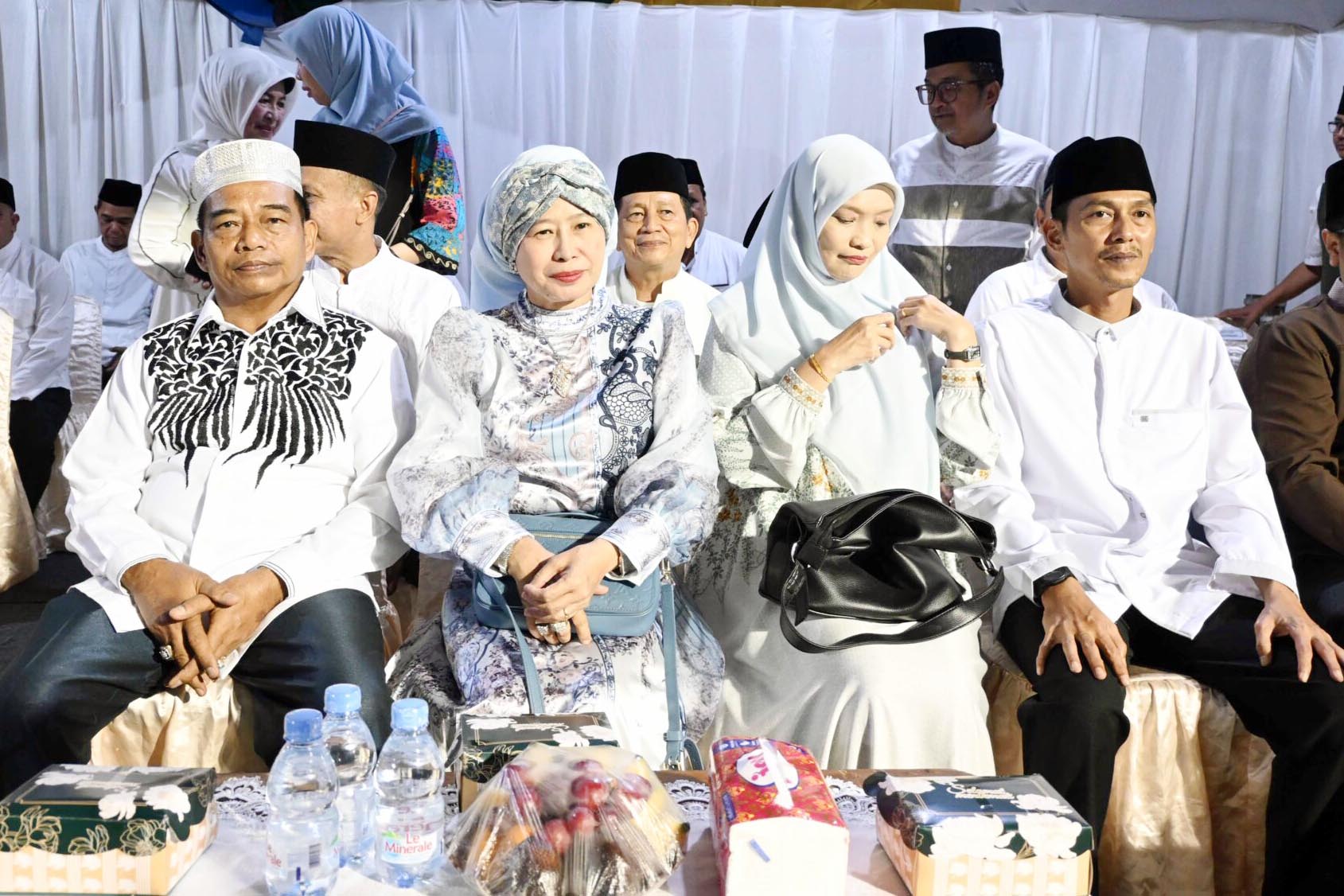 Berlangsung Meriah, Ketua Komisi III Bersama Anggota DPRD Barito Utara Hadiri Pawai Tanglong