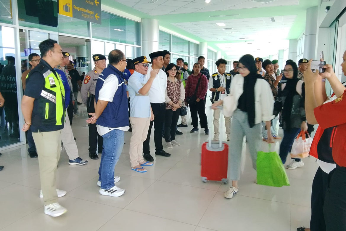 Gubernur Kalteng Laksanakan Monitoring dan Pengawasan Angkutan Lebaran di Bandara Tiilik Riwut