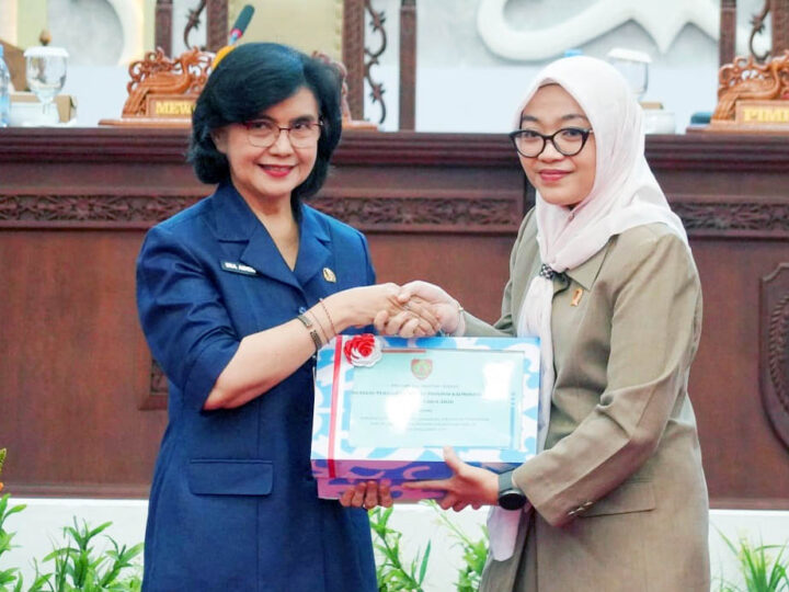 Penyerahan Naskah Raperda Pertanggungjawaban APBD Tahun 2025 oleh Pemprov ke DPRD Kalteng