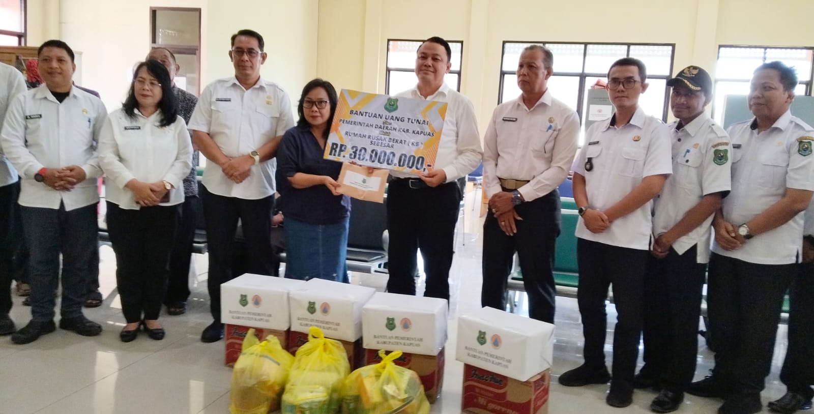 Pemkab Kapuas Salurkan Bantuan Kepada Masyarakat Terdampak Bencana