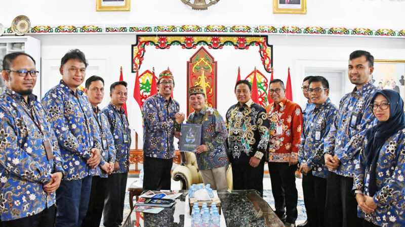 BPKP Kalteng Serahkan Laporan Eksekutif Daerah Semester II 2025 dan Policy Brief Kepada Gubernur