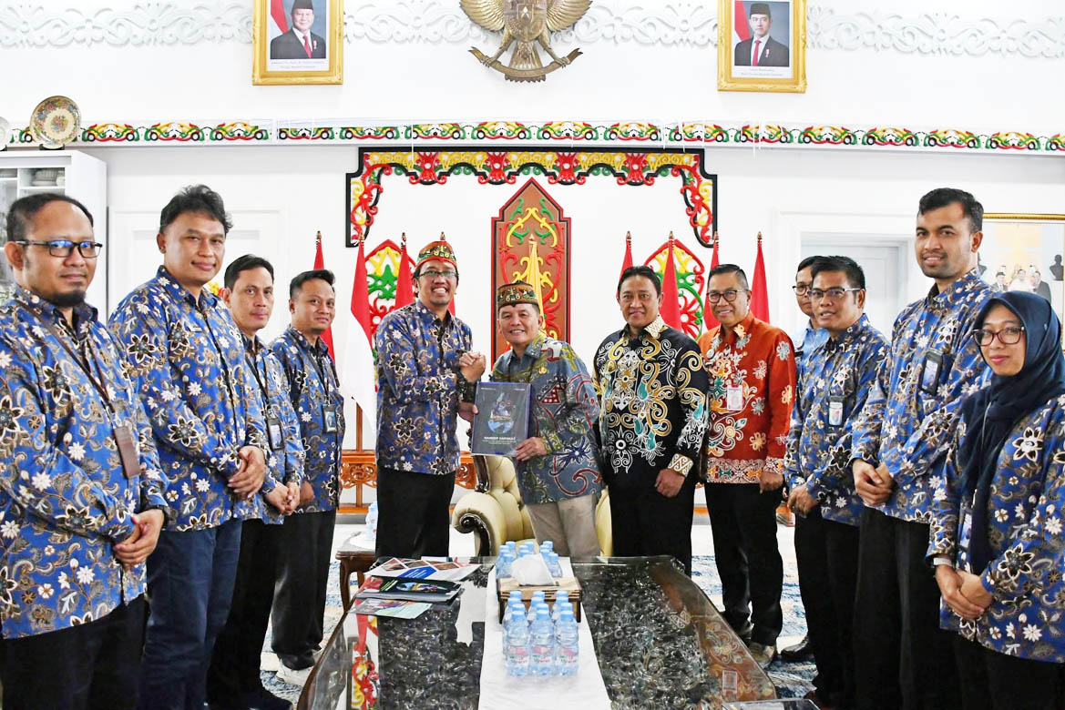 BPKP Kalteng Serahkan Laporan Eksekutif Daerah Semester II 2025 dan Policy Brief Kepada Gubernur