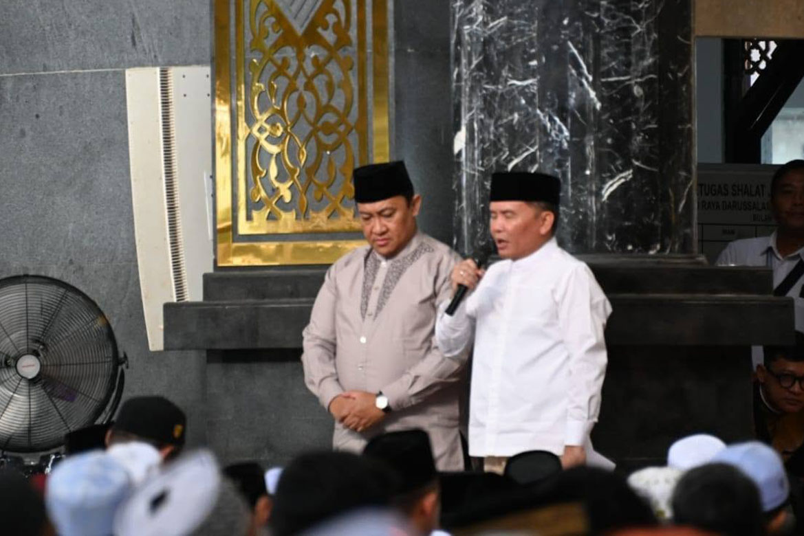 Gubernur dan Wagub Kalteng Laksanakan Sholat Idulfitri di Masjid Raya Darusallam Palangka Raya