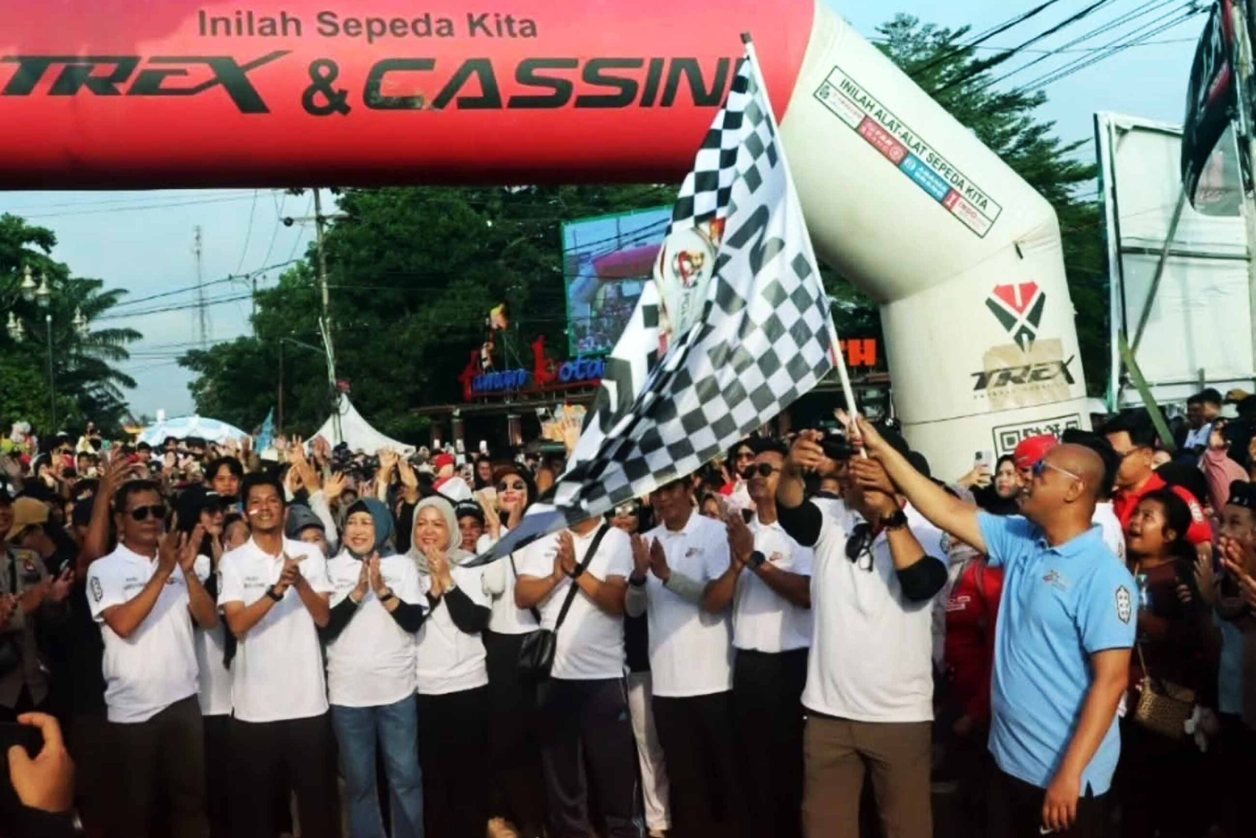 Perkuat Sinergi, Pimpinan DPRD Barito Utara Ikuti Jalan Sehat dan Senam Bersama Peringatan Hari Bhayangkara ke-80
