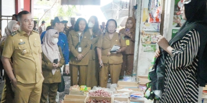 Wabup Kapuas Cek Harga Bahan Pokok, Stok Pangan di Pasar Blok R Dipastikan Aman
