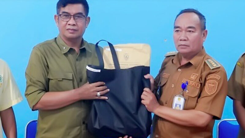 Sukseskan Program Gubernur, Kadispora Kalteng Distribusikan KHBS ke 13 Desa di Kecamatan Lahei
