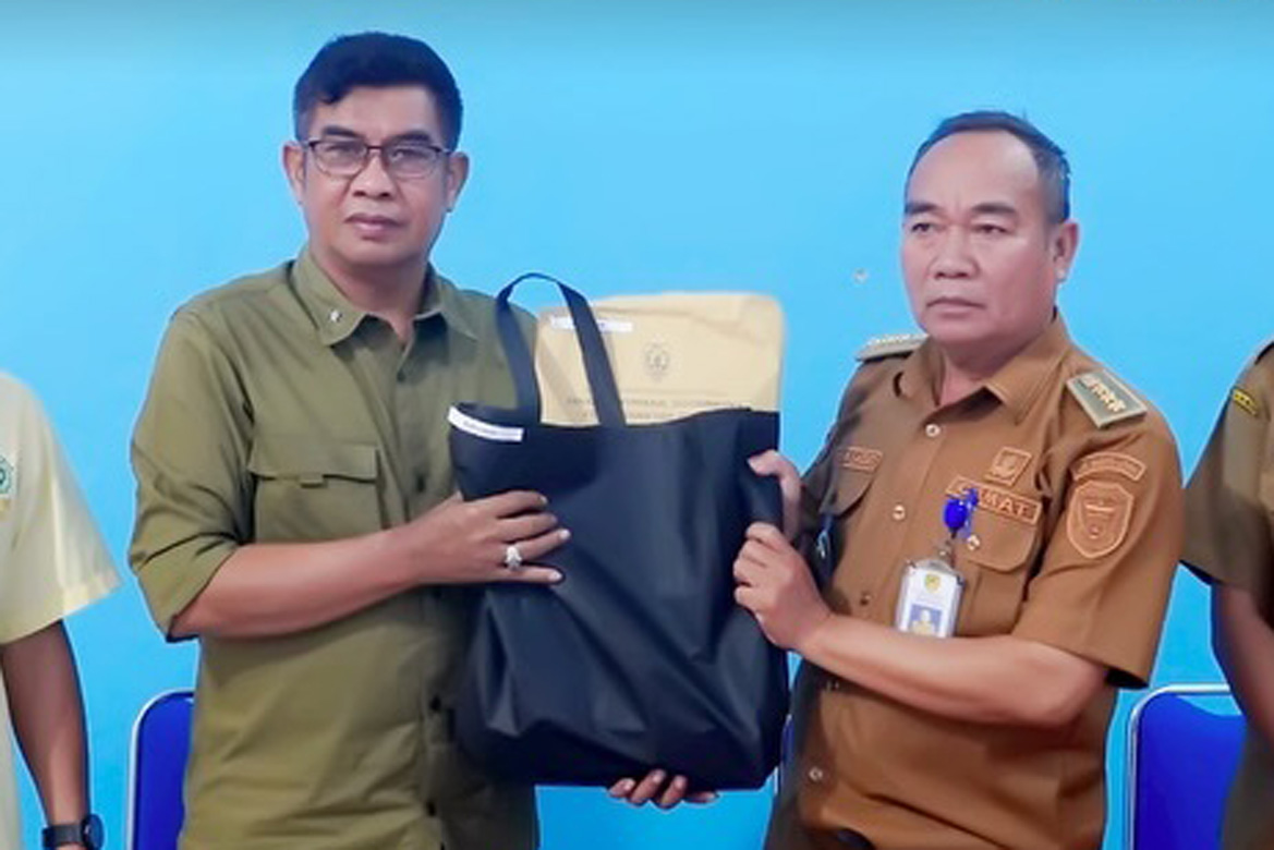Sukseskan Program Gubernur, Kadispora Kalteng Distribusikan KHBS ke 13 Desa di Kecamatan Lahei