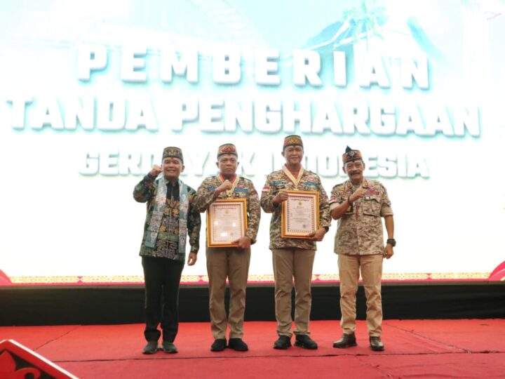 Kapolda Kalteng Dianugerahi Penghargaan Gerdayak pada HUT ke-16 Organisasi Dayak