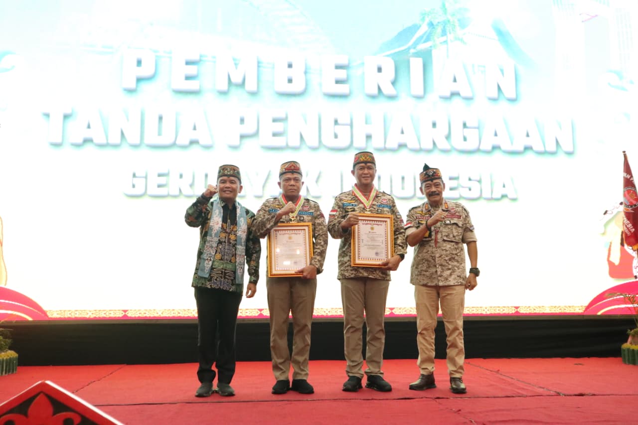 Kapolda Kalteng Dianugerahi Penghargaan Gerdayak pada HUT ke-16 Organisasi Dayak