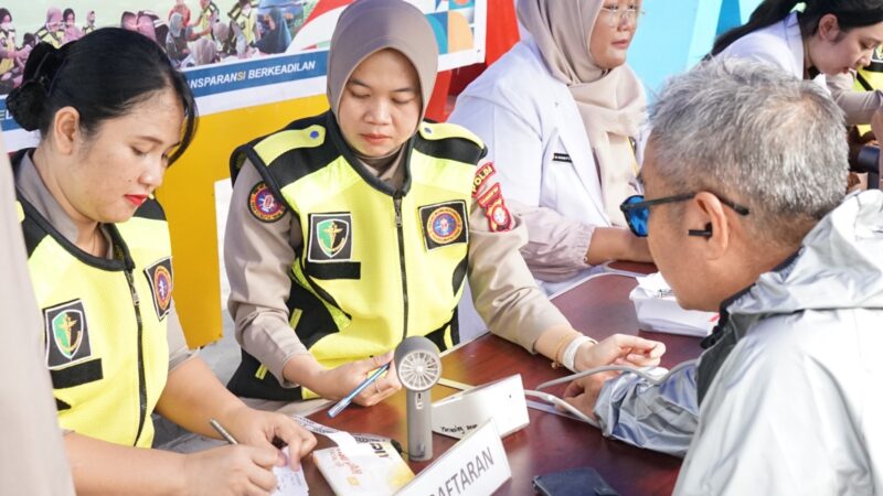 Rumkit Bhayangkara Hadir di Tengah Keramaian CFD, Warga Manfaatkan Layanan Kesehatan Gratis