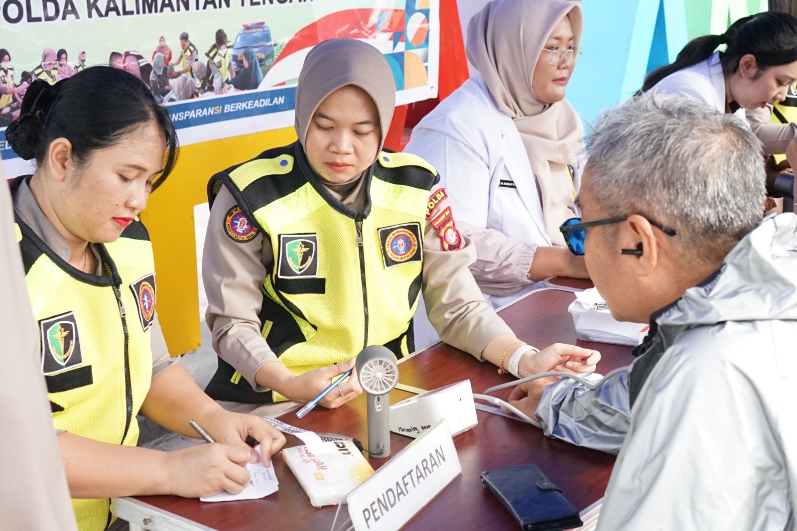 Rumkit Bhayangkara Hadir di Tengah Keramaian CFD, Warga Manfaatkan Layanan Kesehatan Gratis