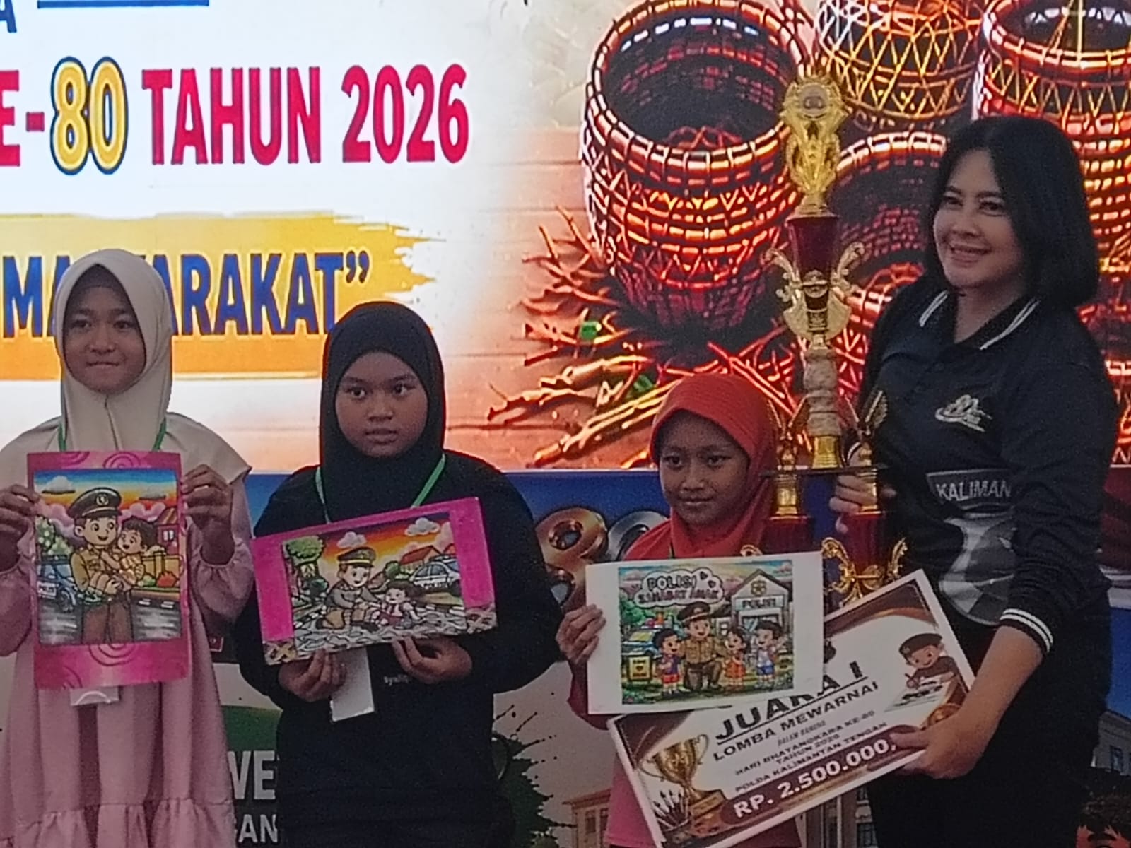 Ratusan Warga Ikuti Lomba Anyaman Rotan dan Seni Anak dalam Festival Bhayangkara di Palangka Raya
