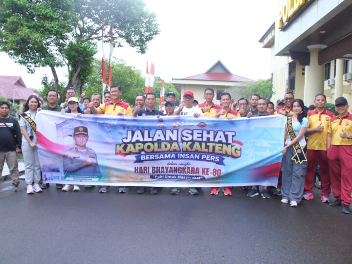 Jelang HUT Bhayangkara ke-80, Polda Kalteng dan Wartawan Jalan Sehat Bersama di Tengah Gerimis