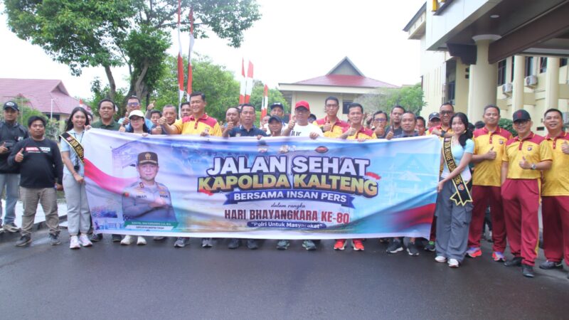 Jelang HUT Bhayangkara ke-80, Polda Kalteng dan Wartawan Jalan Sehat Bersama di Tengah Gerimis