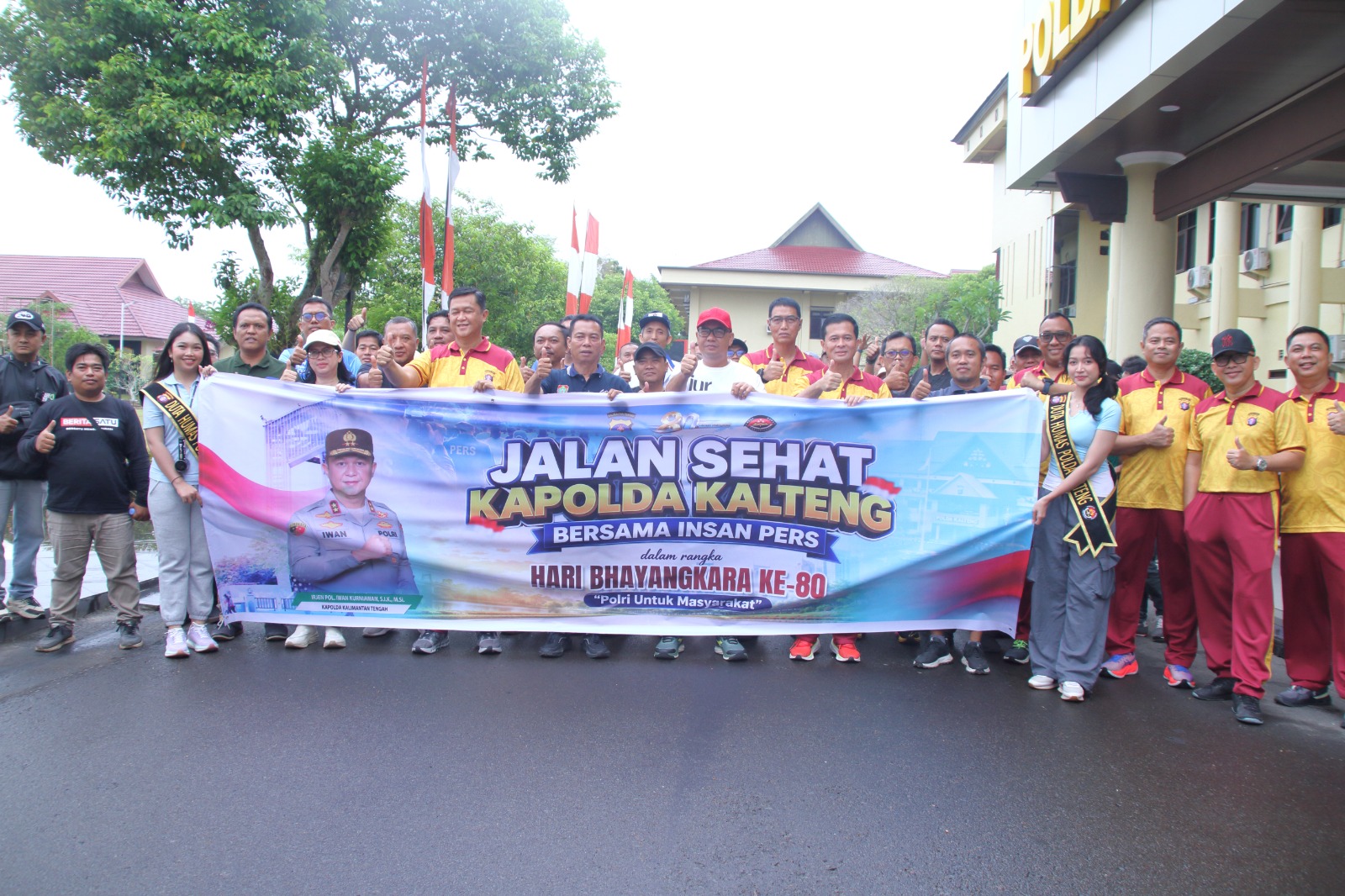 Jelang HUT Bhayangkara ke-80, Polda Kalteng dan Wartawan Jalan Sehat Bersama di Tengah Gerimis
