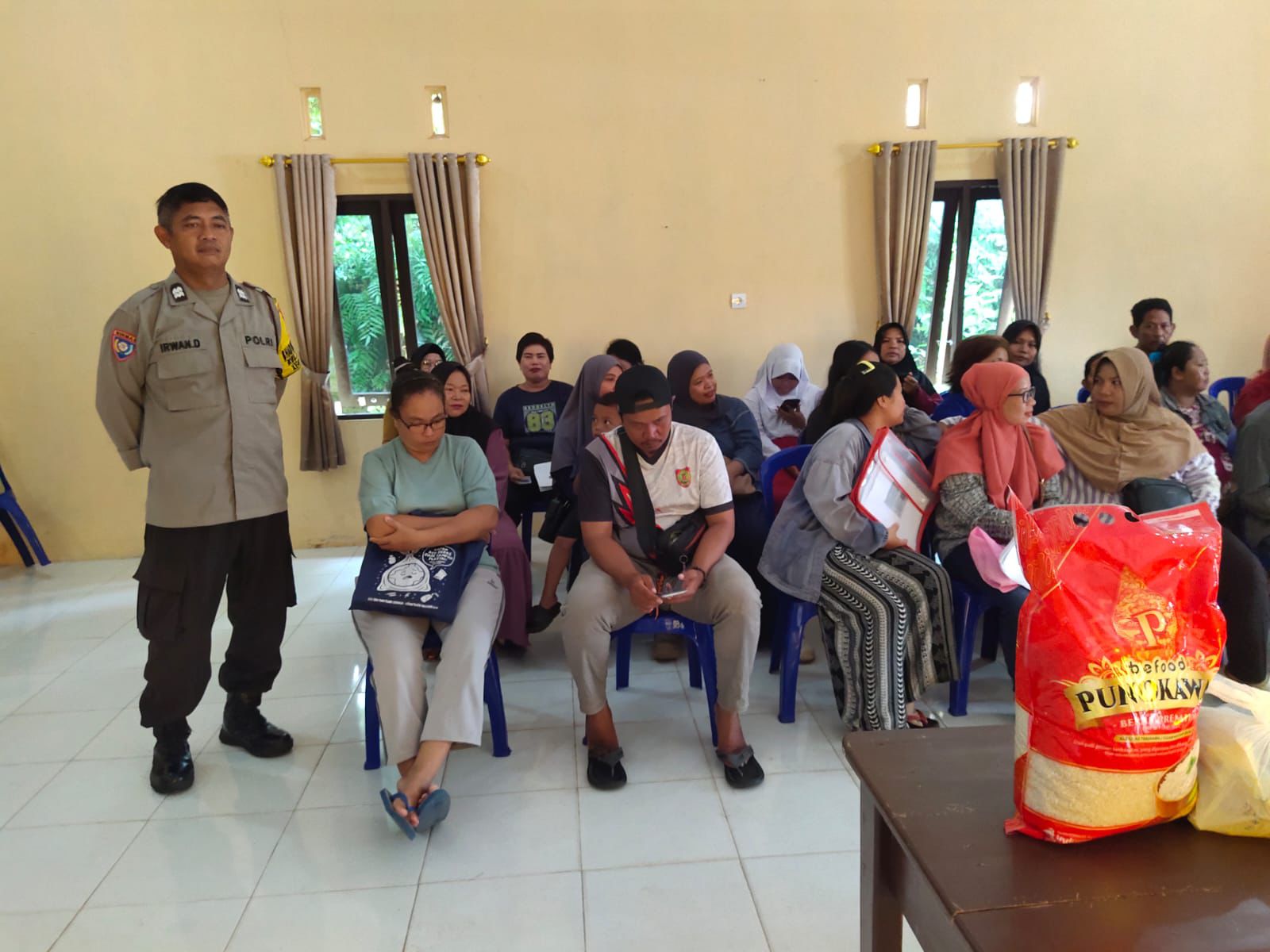 Polisi Awasi Penyaluran KHBS di Sabaru, 312 Warga Terima Bantuan Pangan
