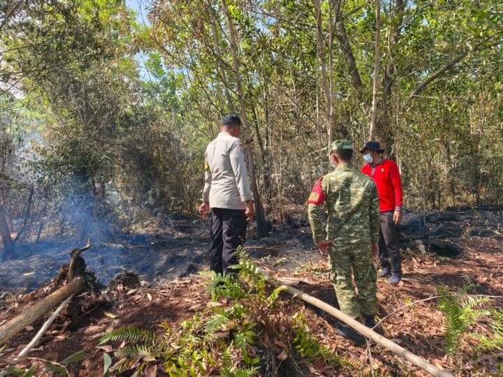 Polsek Sabangau dan Tim Gabungan Padamkan Karhutla Seluas 1 Hektare di Kalampangan