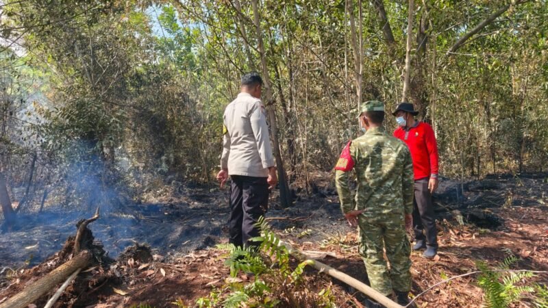Polsek Sabangau dan Tim Gabungan Padamkan Karhutla Seluas 1 Hektare di Kalampangan