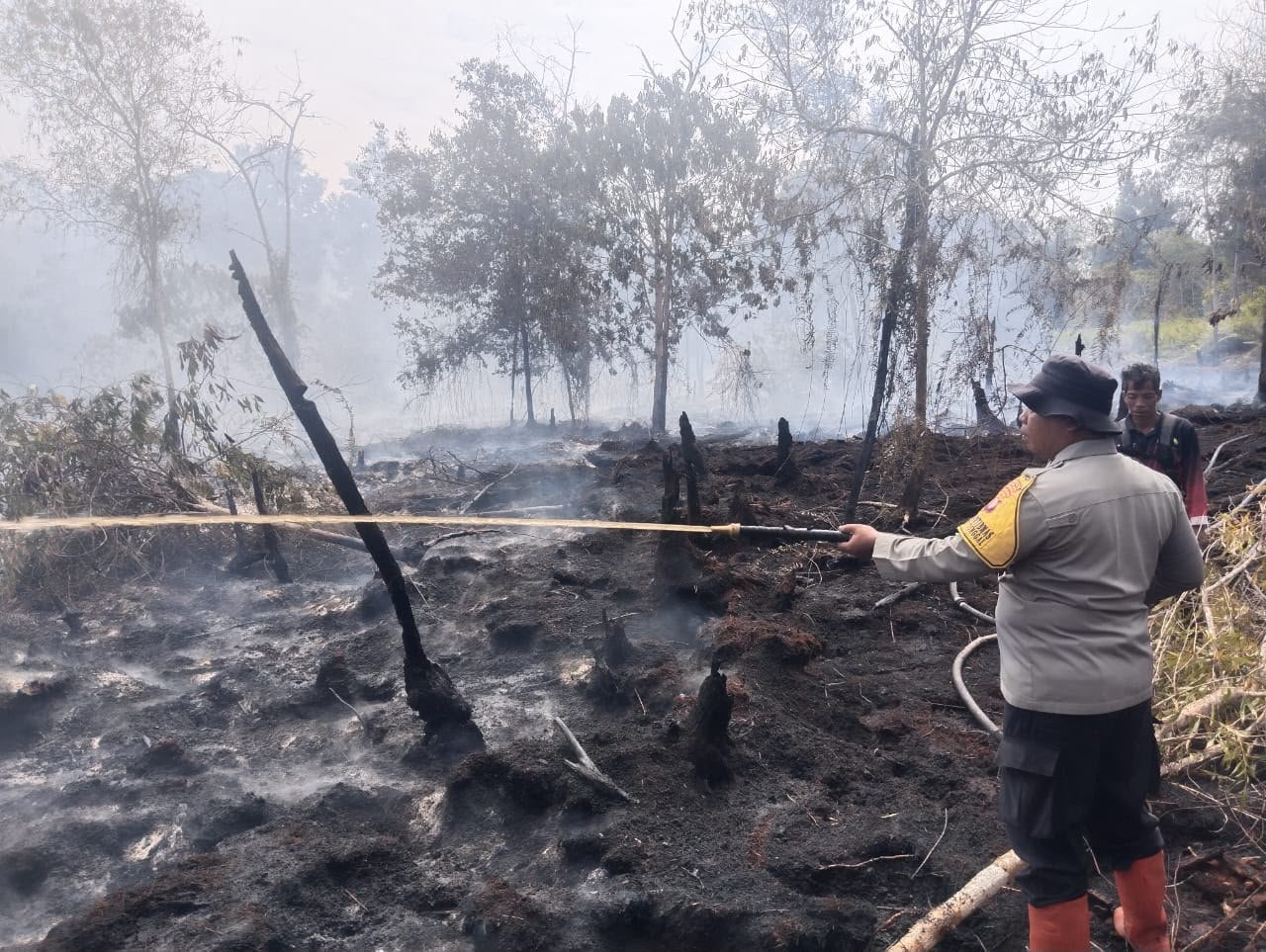 Polsek Pahandut Padamkan Asap yang Kembali Muncul di Lahan Gambut Km 13 Palangka Raya
