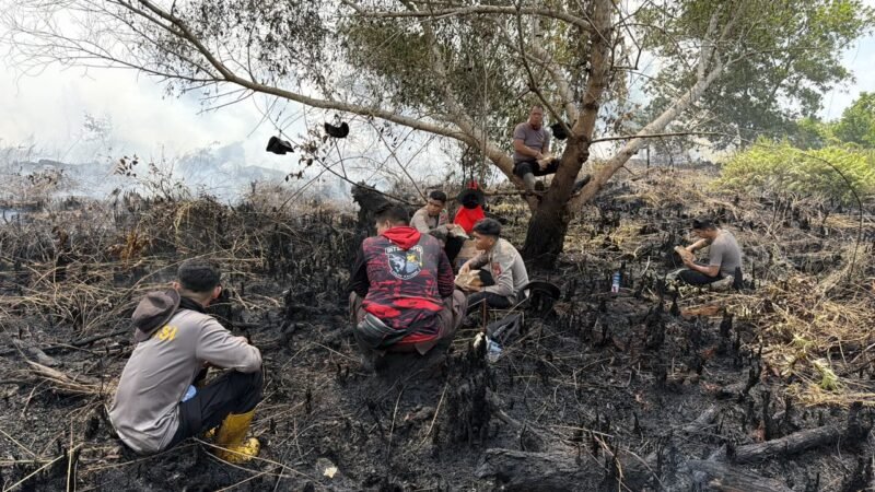 Petugas Satgas Karhutla Kalteng Istirahat Sejenak di Tengah Pemadaman, Berharap Hujan Segera Turun