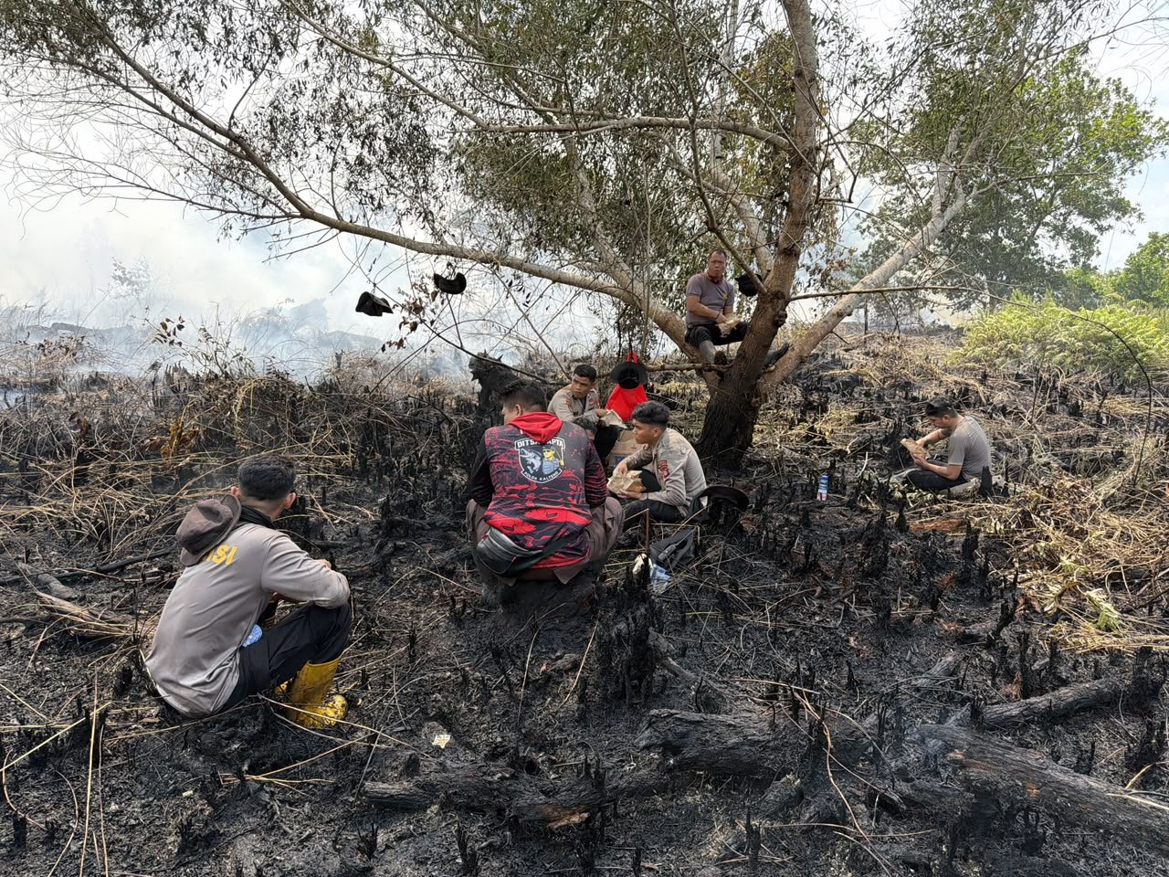 Petugas Satgas Karhutla Kalteng Istirahat Sejenak di Tengah Pemadaman, Berharap Hujan Segera Turun