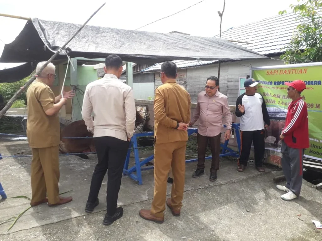 Pastikan Kelayakan Hewan Qurban, Waket II dan Anggota Dapil IV DPRD Kalteng Monitoring Penyaluran di Barsel