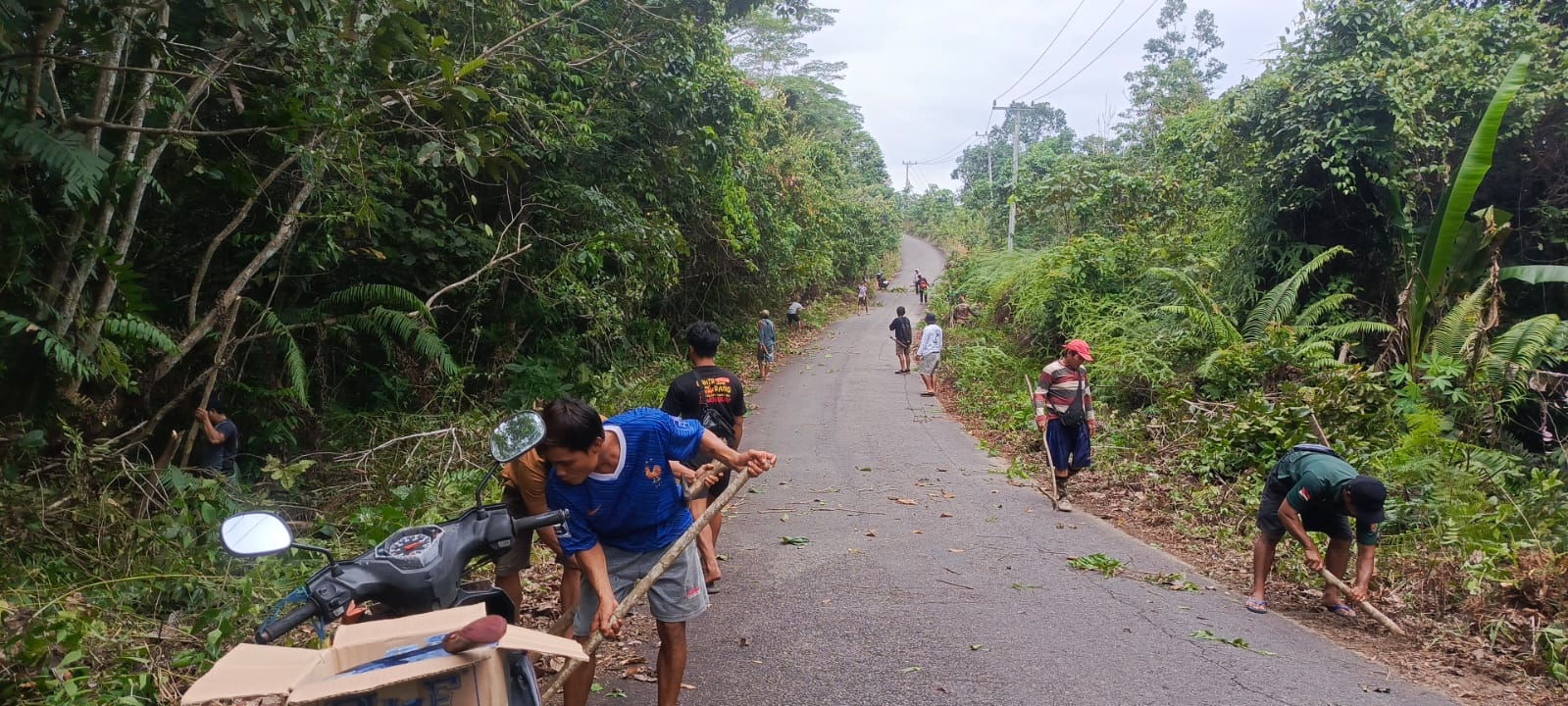 Camat Kapuas Hulu Turun Tangan Bersihkan Bahu Jalan, Warga Diajak Jaga Keselamatan Bersama