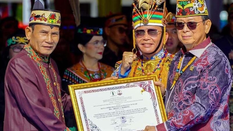 Momen HUT ke-69 Kalteng, Ketua DPRD Terima Gelar Adat Dayak dari Kerapatan Adat DAD