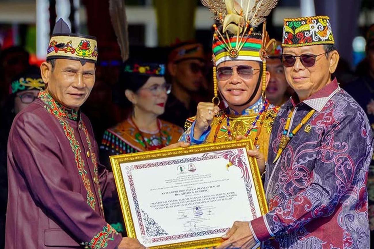 Momen HUT ke-69 Kalteng, Ketua DPRD Terima Gelar Adat Dayak dari Kerapatan Adat DAD