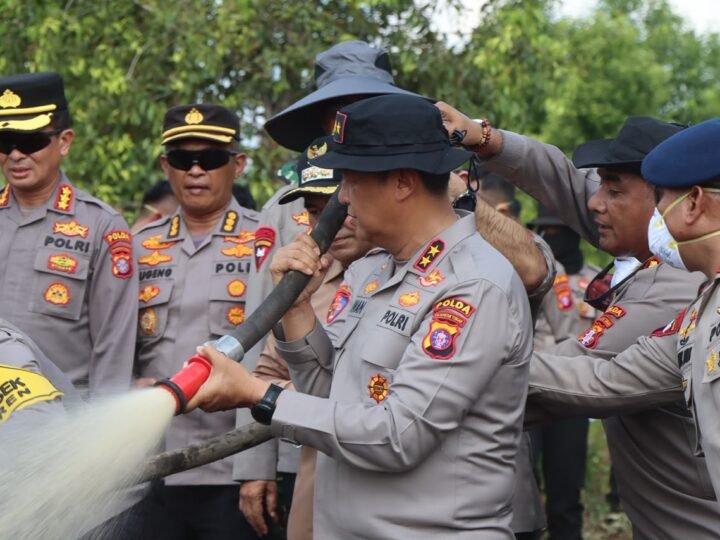 Kapolda Kalteng Pimpin Pemadaman Karhutla di Desa Tumbang Nusa