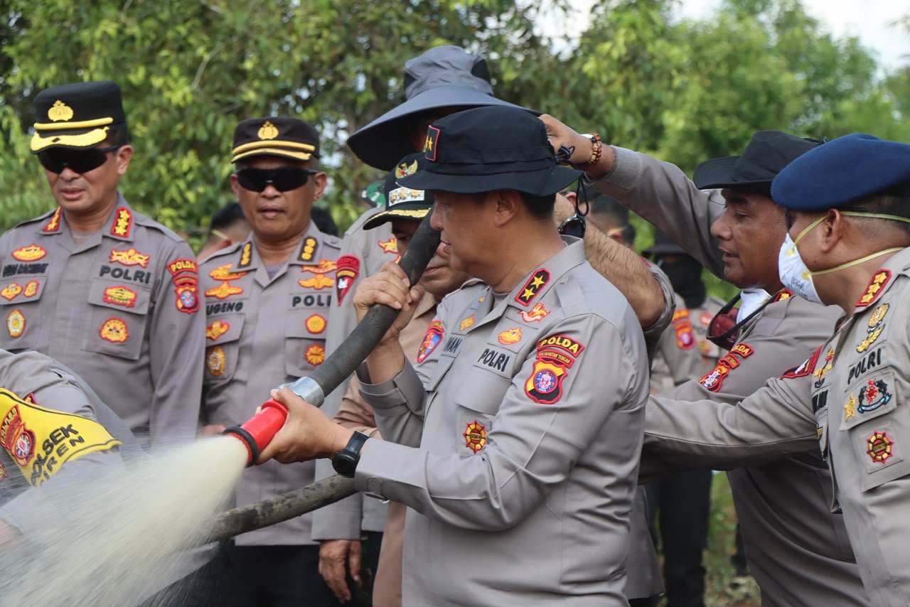 Kapolda Kalteng Pimpin Pemadaman Karhutla di Desa Tumbang Nusa