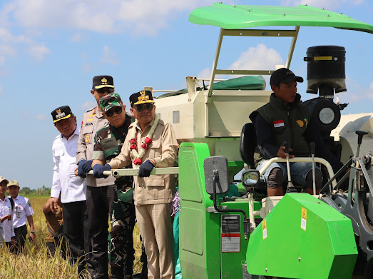 Kapolda Kalteng Hadiri Panen Raya Padi di Kapuas, Produksi Capai 25.817 Hektare