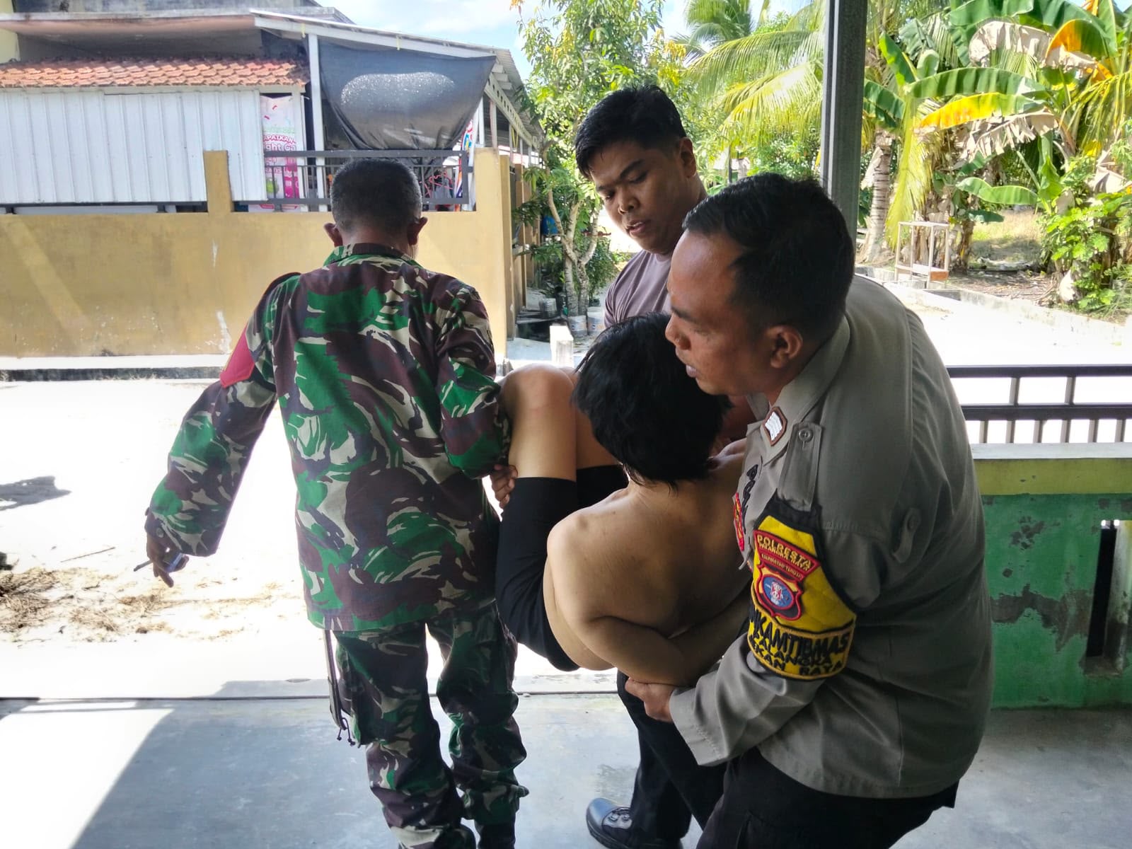 Sinergi Polsubsektor Jekan Raya dan Tim Medis Tangani ODGJ di Bukit Tunggal