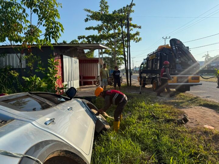 Ditsamapta Polda Kalteng Evakuasi Mobil Triton yang Terperosok ke Parit di Palangka Raya