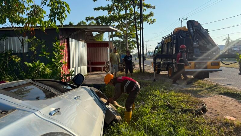Ditsamapta Polda Kalteng Evakuasi Mobil Triton yang Terperosok ke Parit di Palangka Raya