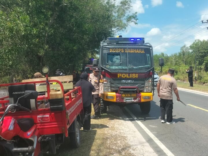 Polsek Bukit Batu Bantu Padamkan Kebakaran Lahan di Marang, Area Terbakar Capai 400 Meter Persegi
