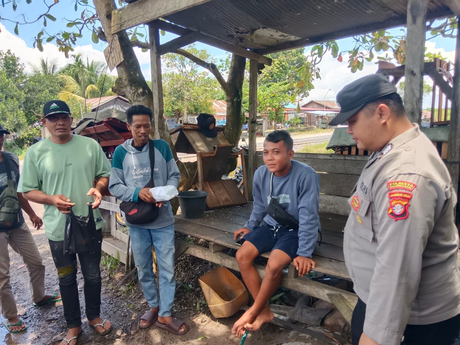 Polsek Rakumpit Rutin Patroli Sambang, Ajak Warga Aktif Jaga Keamanan Lingkungan
