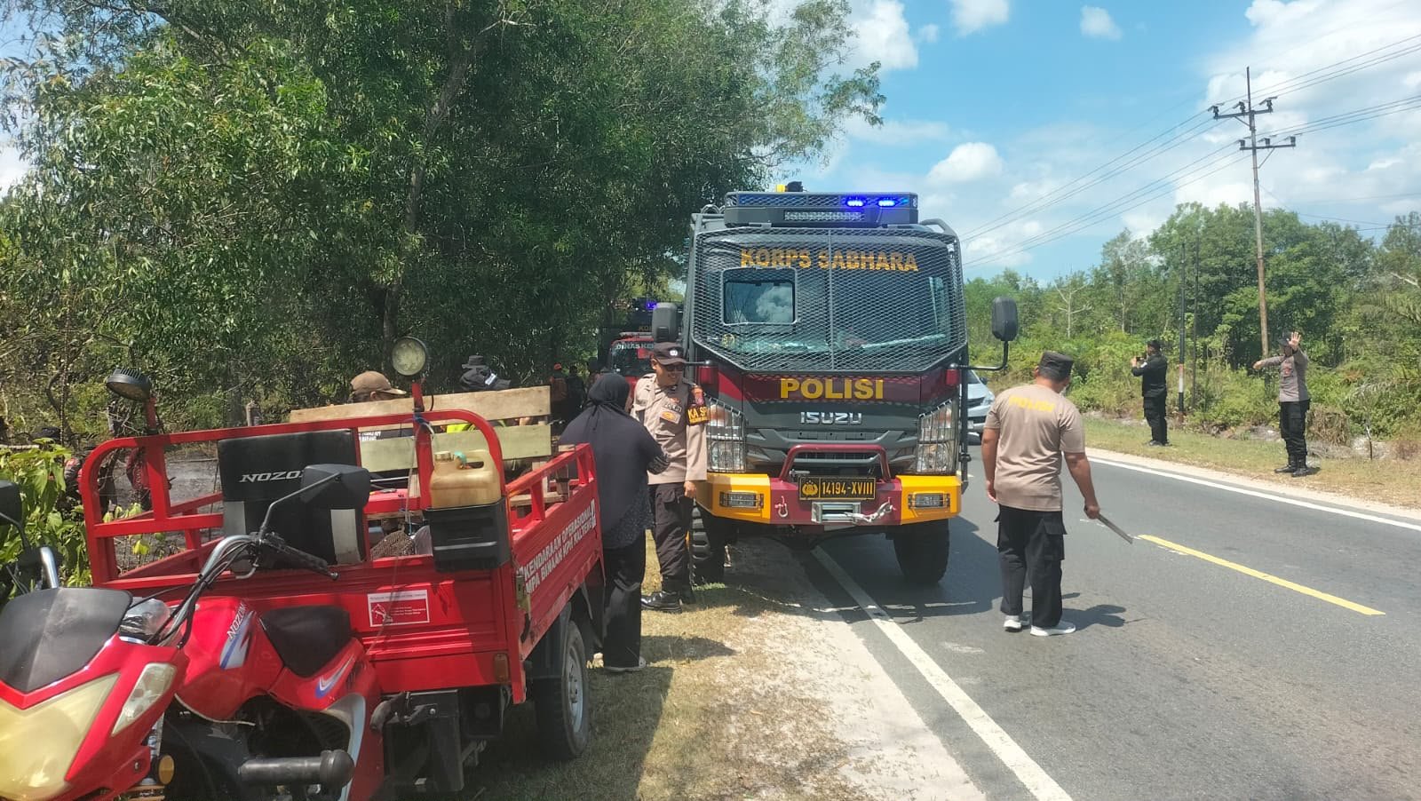 Polsek Bukit Batu Bantu Padamkan Kebakaran Lahan di Marang, Area Terbakar Capai 400 Meter Persegi