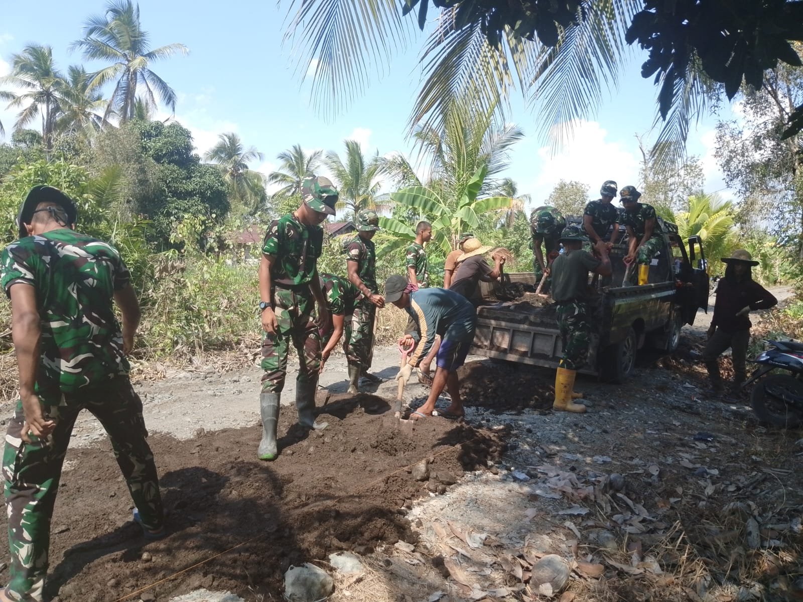 Jalan Desa Tamban Bangun Mulai Berubah, TNI dan Warga Kompak Bangun Akses Baru